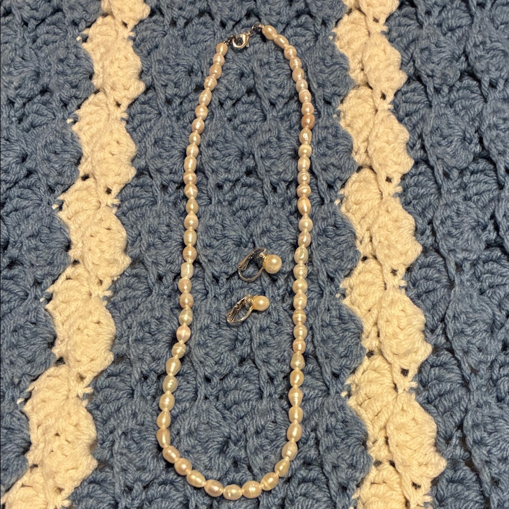 Pearl necklace with earrings
